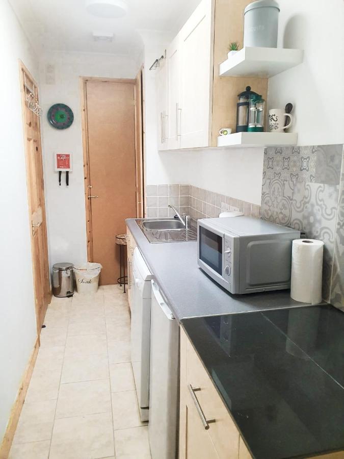 Little Dragons Apartment Poole Bagian luar foto