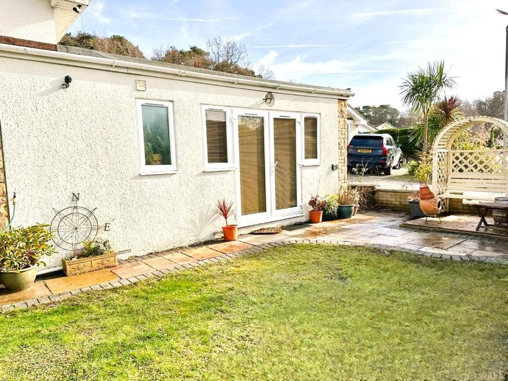 Little Dragons Apartment Poole Bagian luar foto