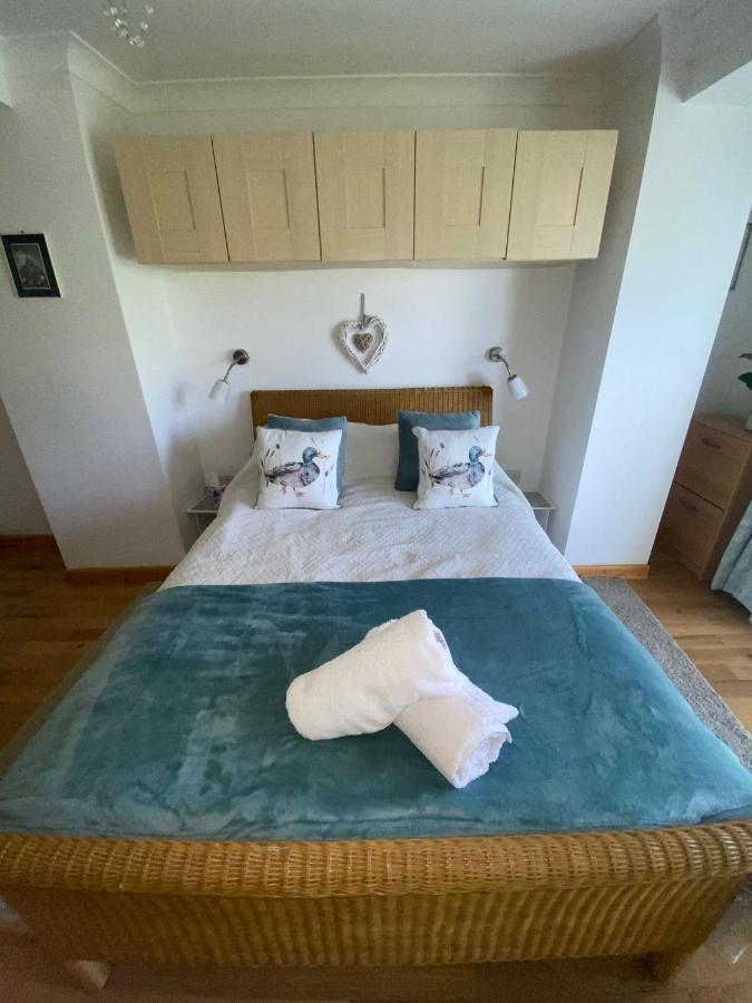 Little Dragons Apartment Poole Bagian luar foto