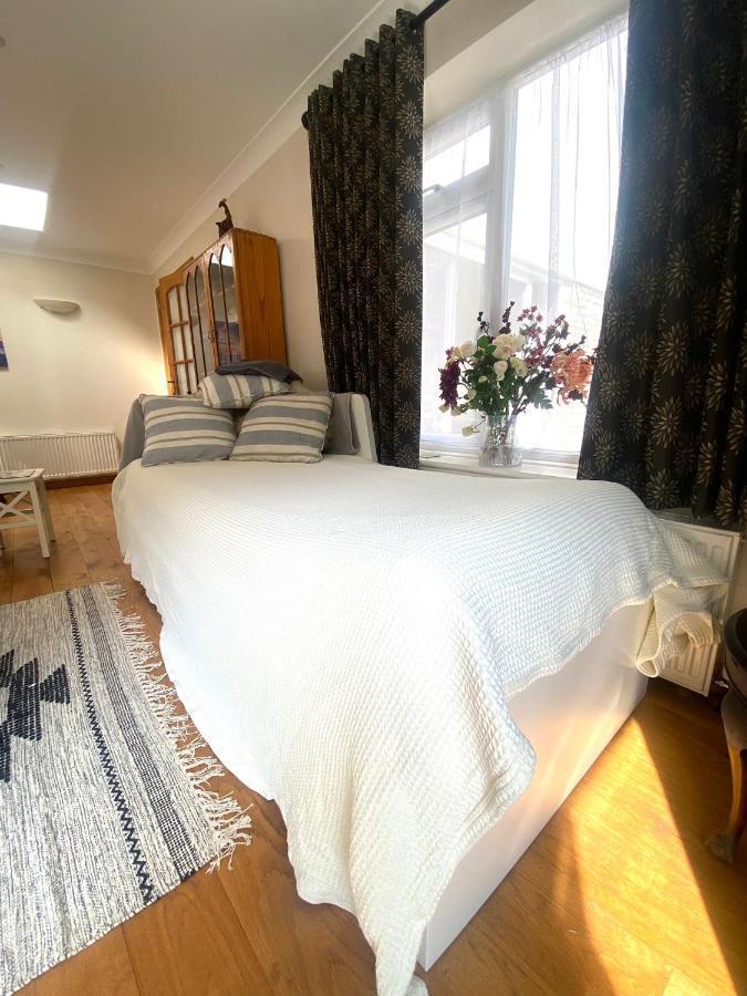 Little Dragons Apartment Poole Bagian luar foto
